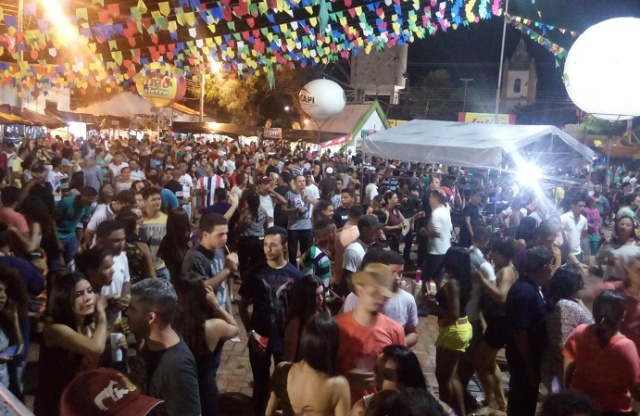 Cantora Taty Girl encerra parte cultural do Festejo de Santo Antônio